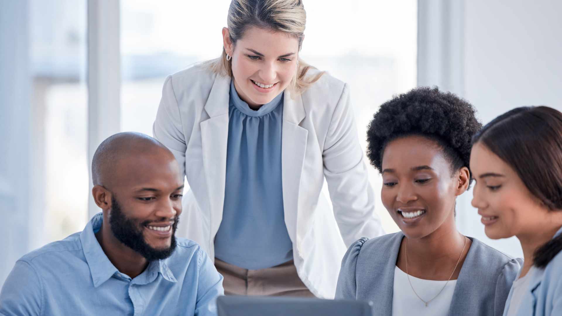 Führungskraft gibt ihrem Team Feedback zur Erstellung einer PowerPoint-Präsentation, um Anforderungen klarer zu definieren und bessere Ergebnisse zu erzielen.