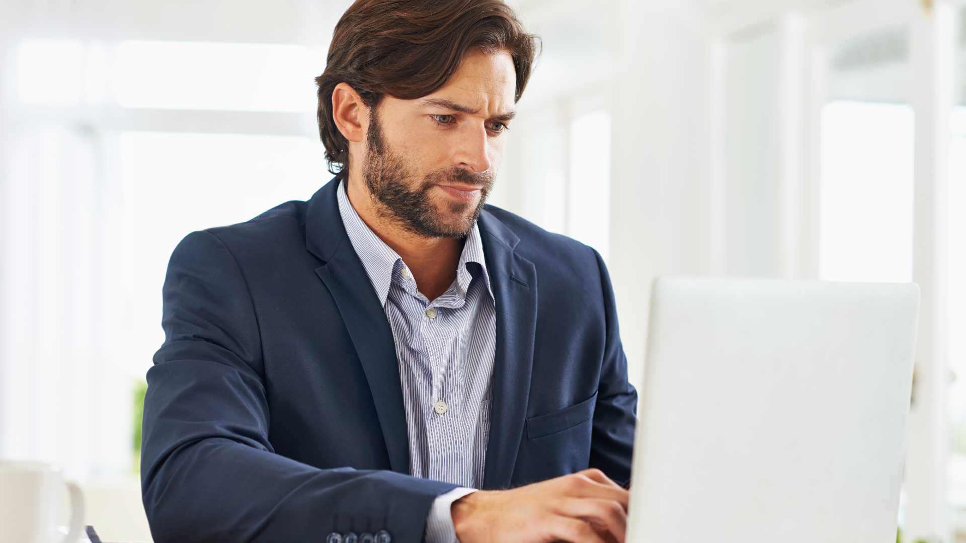Experte arbeitet an einer PowerPoint-Präsentation, und möchte seine Fähigkeiten verbessern und Inhalte klarer und verständlicher vermitteln.