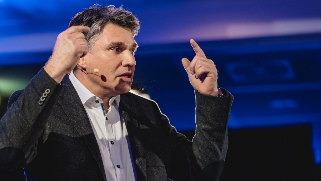 Thomas Frei, Speakercoach mit langjähriger Praxiserfahrung, vermittelt auf der Bühne verständliche Kommunikation mit Scientific Storytelling.