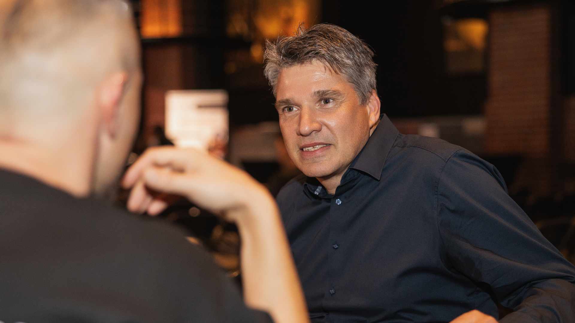 Speakercoach Thomas Frei im Gespräch mit einem Redner zur Vorbereitung auf eine Präsentation. Professionelles Sparring für verständliche Kommunikation und einen überzeugenden Auftritt.